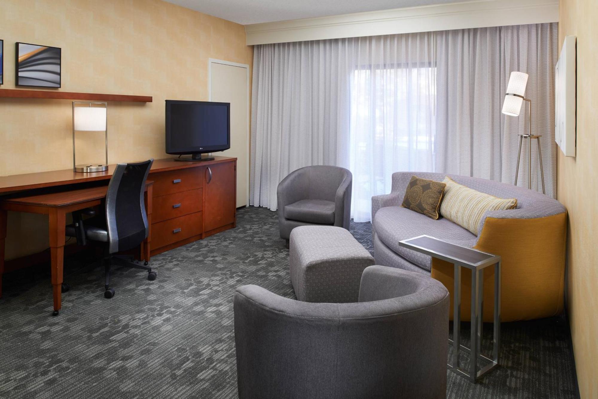 Courtyard By Marriott Detroit Livonia Hotel Ngoại thất bức ảnh